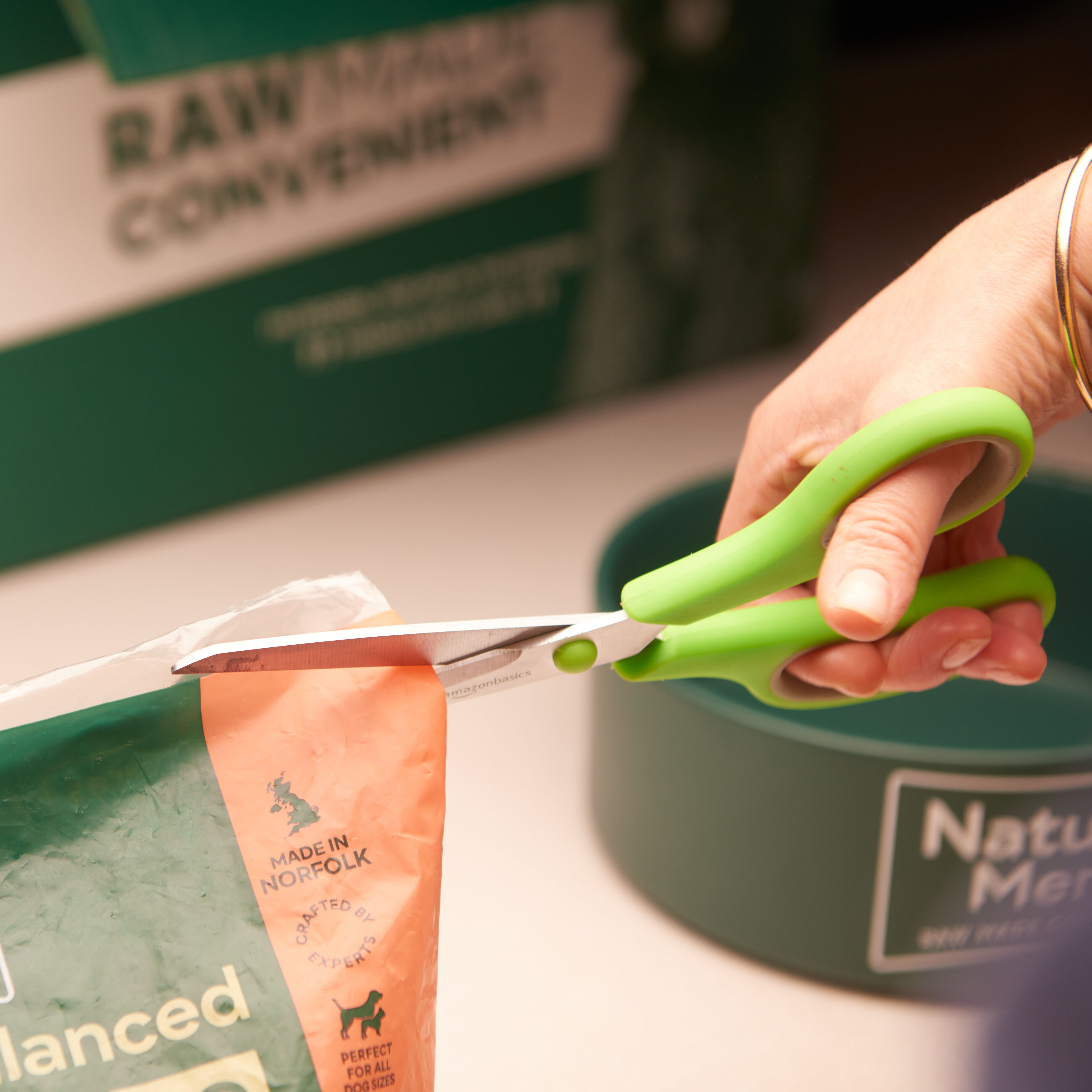 <b>WHAT TO EXPECT WHEN SWITCHING YOUR DOG TO RAW</b><br><br>It&rsquo;s easier to make the switch from kibble to raw than you&rsquo;d think. Just follow these simple steps...</br>